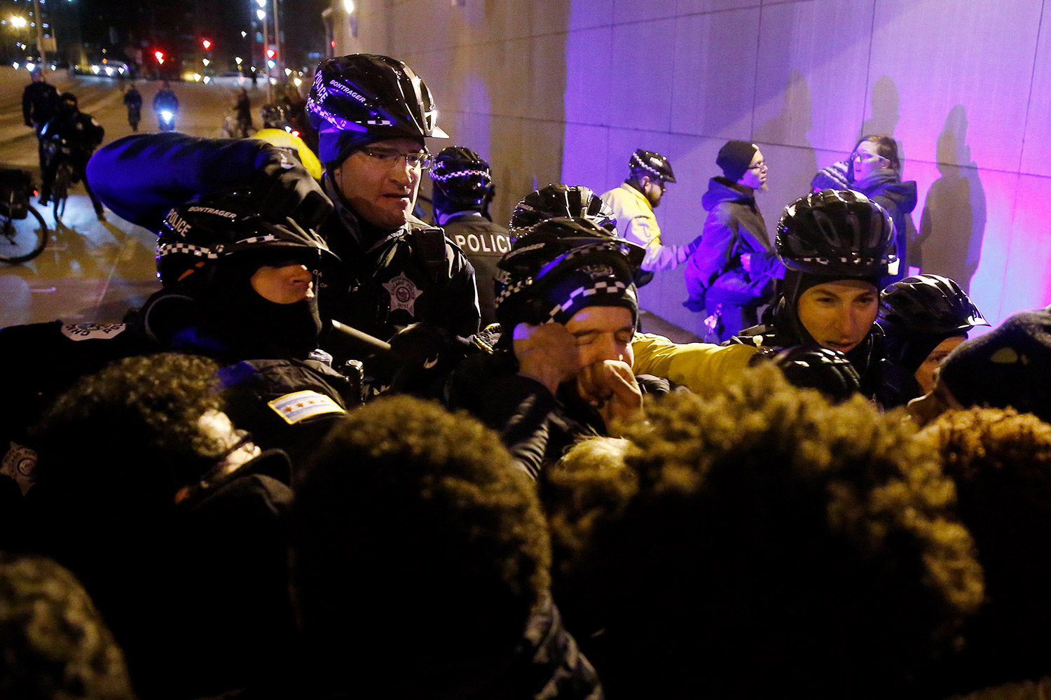 Fuertes protestas en Chicago tras divulgarse video de asesinato de joven negro