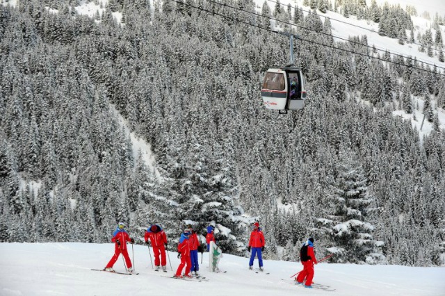 La gente de esquí en la estación de esquí de Courchevel 1850 en los Alpes franceses el 25 de noviembre de 2015, antes de la apertura oficial de la estación de esquí el 5 de diciembre AFP PHOTO / JEAN-PIERRE Clatot