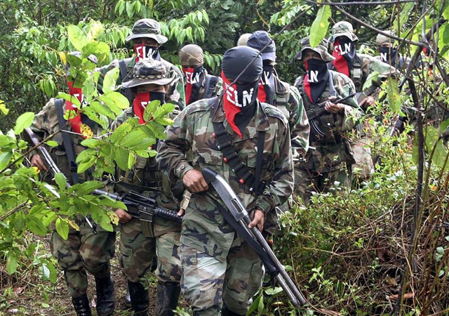 Miembros de la guerrilla del Ejército de Liberación Nacional (ELN) en Antioquía, Colombia, mayo 30 2004. La guerrilla del Ejército de Liberación Nacional (ELN) exigió el martes a una empresa chilena de explotación forestal salir de Colombia después de acusarla de comprar fraudulentamente miles de hectáreas, una posición que podría dificultar el inicio de un proceso de paz con el Gobierno. REUTERS/Albeiro Lopera