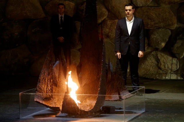  El primer ministro griego, Alexis Tsipras, guarda silencio frente a la Llama Eterna de la Sala del Recuerdo del Museo del Holocausto (Yad Vashem) en Jerusalén (Israel) hoy, 25 de noviembre 2015. Tsipras, que se encuentra en Israel con motivo de una visita oficial, partició en una ceremonia en honor a los seis millones de judíos que perecieron a manos de los nazis durante el Holocausto en la Segunda Guerra Mundial. EFE/Abir Sultan