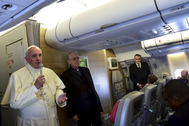 Francisco habla con los medios de a bordo del avión papal, mientras se dirigía a Nairobi, Kenia, 25 de noviembre de 2015. Francisco pisa suelo africano por primera vez el miércoles para abordar congregación católica del continente de rápido crecimiento durante un viaje que pondrá a prueba su habilidad para salvar líneas divisorias entre cristianos y musulmanes. REUTERS / Giuseppe Cacace / piscina