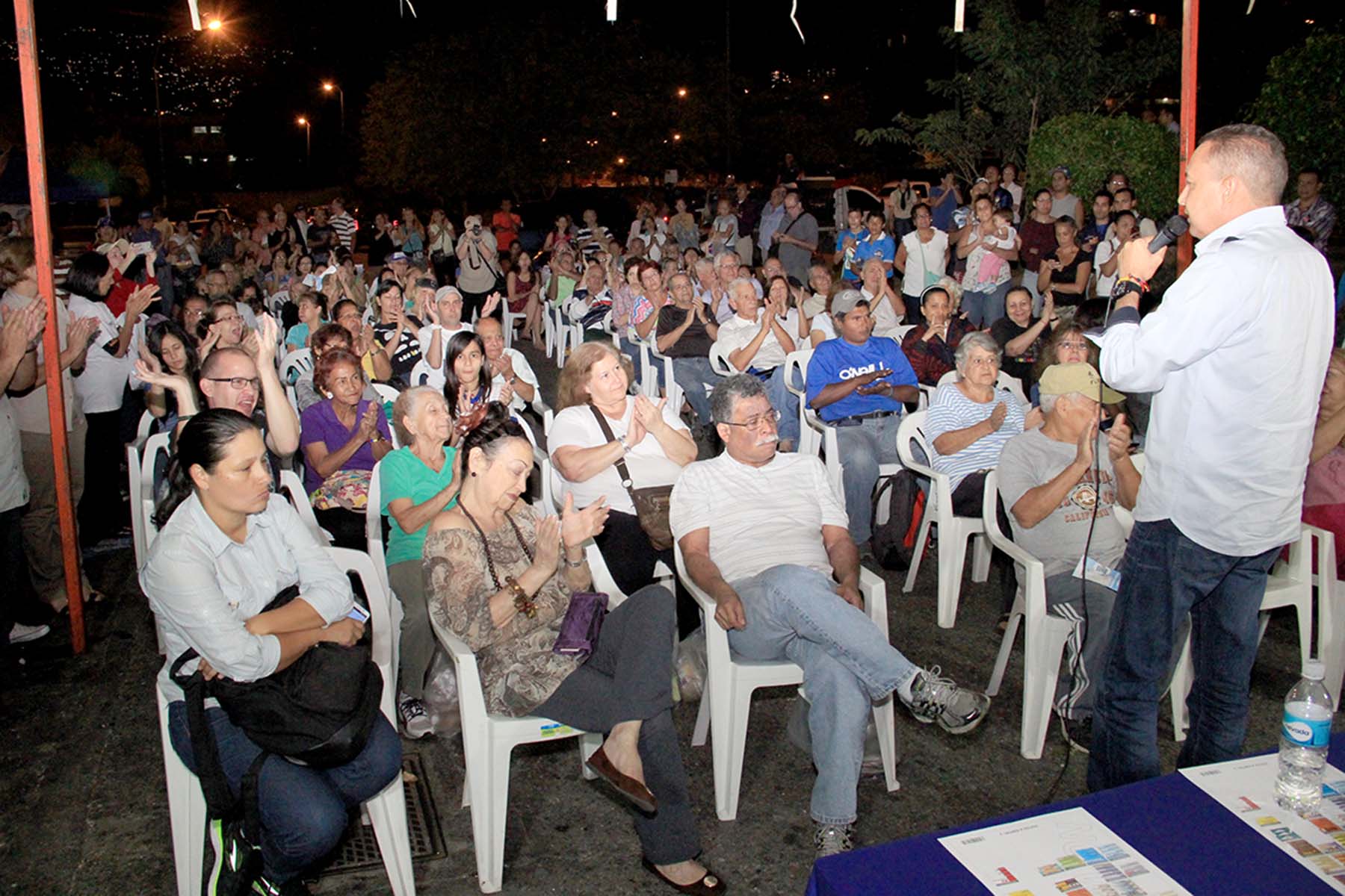 Richard Blanco: Ante la violencia de los cobardes  el pueblo responderá con votos