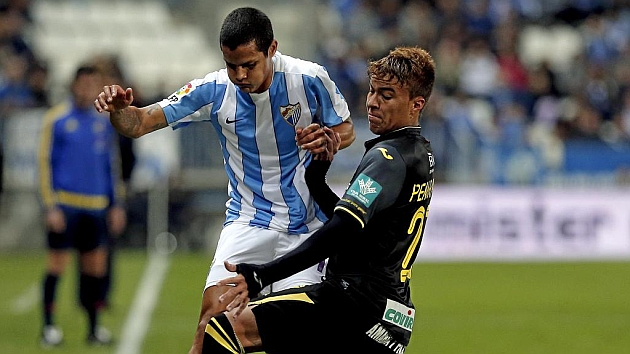 Roberto Rosales y Peñaranda disputan un balón. EFE/Pepe Ortega