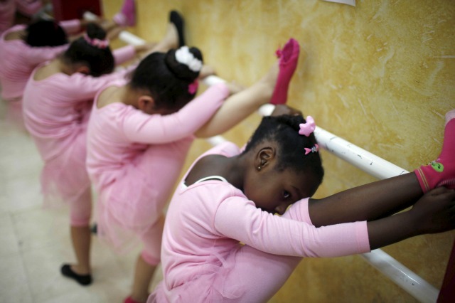 Niñas palestinos participan en un curso de baile del ballet, dirigido por el Centro Al-Qattan de la Infancia, en la ciudad de Gaza 25 de noviembre de 2015. Foto tomada el 25 de noviembre de 2015. REUTERS / Suhaib Salem