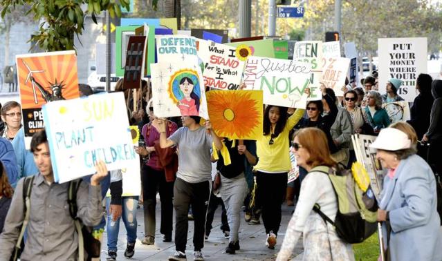 Cientos de manifestantes marchan alrededor de City Hall en Los Ángeles, California, EE.UU. 29 de noviembre de 2015, en vísperas de la Conferencia Climática COP21 en París, Francia, donde se discutirán los problemas del cambio climático global. Se llevaron a cabo manifestaciones en todo el mundo para presionar por cambios en las políticas gubernamentales para abordar el cambio climático. (Protestas, Francia, Estados Unidos) EFE / EPA / MIKE NELSON