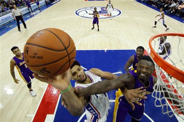 El jugador de los 76ers, Jahlil Okafor, izquierda, intenta un tiro contra los Lakers en un partido el martes, 1 de diciembre de 2015, en Filadelfia. (AP Photo/Matt Slocum)