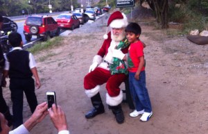 ¡Prometió y cumplió! Santa dio la bienvenida a la Navidad en la Cota Mil (Fotos + Video)