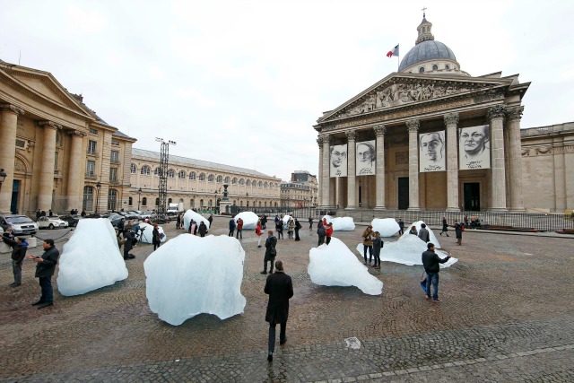 Los visitantes caminan a través de bloques de hielo recogidas en Groenlandia e instaladas en la plaza del Panteón para un proyecto llamado Ice Watch París, en París, Francia 3 de diciembre de 2015, la Conferencia Mundial sobre el Cambio Climático de 2015 (COP21) continúa en Le Bourget, cerca de la capital francesa . REUTERS / Benoit Tessier