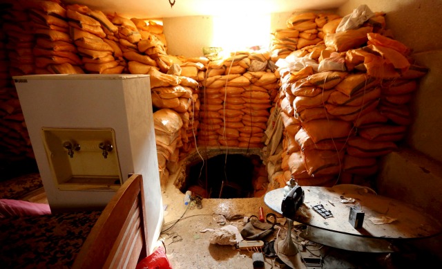 Un túnel utilizado por militantes islámicos del Estado se ve en la ciudad de Sinjar, Irak 1 de diciembre de 2015. Foto tomada el 1 de diciembre de 2015. REUTERS / Ari Jalal