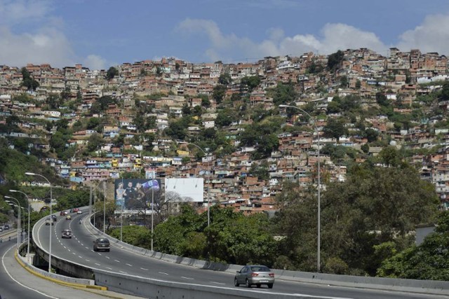 General view of THE 23 de Enero neighborhood in Caracas, Venezuela, on December 4, 2015. For the first time in 16 years of "Bolivarian revolution" under late president Hugo Chavez and his successor Nicolas Maduro, polls show their rivals could now win a majority in the National Assembly.  AFP PHOTO / LUIS ROBAYO / AFP / LUIS ROBAYO