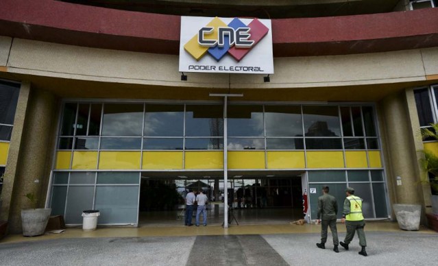 Members of Bolivarian National Guard of Venezuela walk into the National Electoral Council (CNE) headquarters in Caracas,  on December 5, 2015. For the first time in 16 years of "Bolivarian revolution" under late president Hugo Chavez and his successor Nicolas Maduro, polls show their rivals could now win a majority in the National Assembly.  AFP PHOTO / LUIS ROBAYO / AFP / LUIS ROBAYO