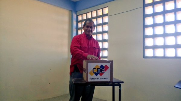 ¡Pena ajena! Así abuchearon al gobernador del estado Sucre en su centro de votación (Video)