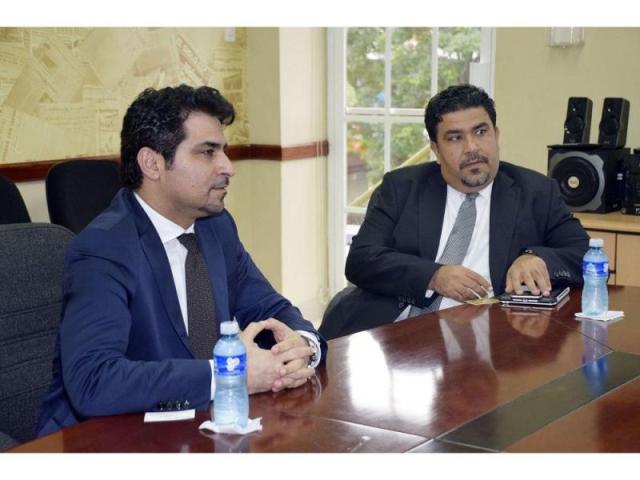 Fahad Al Gergawi (Izq.), director ejecutivo de la Agencia de Desarrollo de Inversiones del gobierno de Dubai (FDI) y Khalid Abdulla Al Boom (Der.), director ejecutivo suplente de FDI.