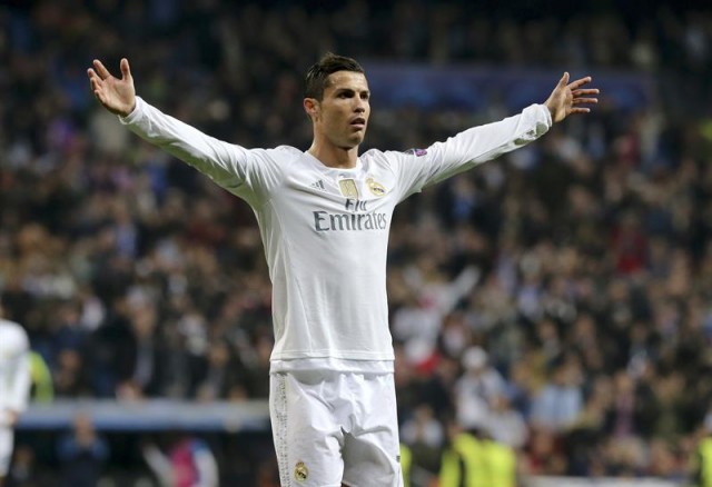 El delantero portugués del Real Madrid, Cristiano Ronaldo, celebra el tercer gol del equipo madridista, durante el encuentro correspondiente a la fase de grupos de la Liga de Campeones, que disputan esta noche frente al Malmo en el estadio Santiago Bernabéu. EFE/Ballesteros.