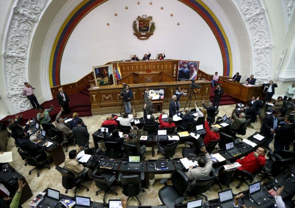 National Assembly President Diosdado Cabello (C) raises his hand next to deputies during a Session of the Venezuelan National Assembly in Caracas December 10, 2015. REUTERS/Carlos Garcia Rawlins