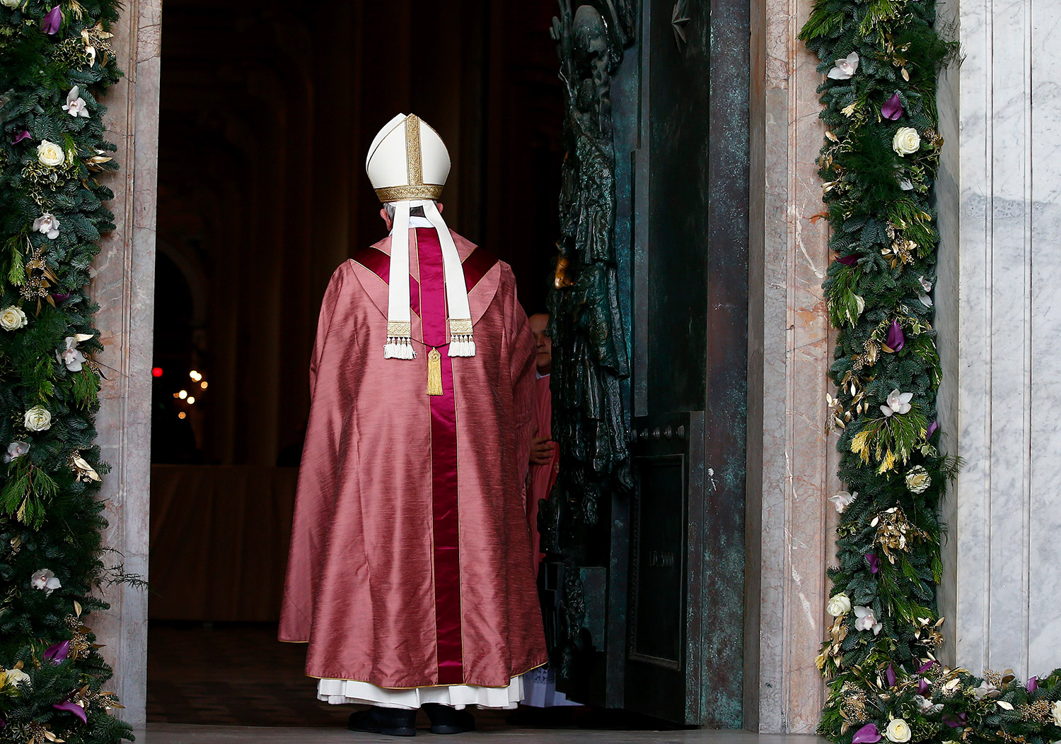 El Papa abrió la Puerta Santa de la catedral de Roma, San Juan de Letrán