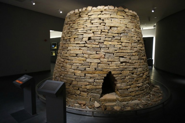 Una torre de piedra de la tercera milenio antes de Cristo se muestra en el Museo Nacional de Omán en Mascate durante su ceremonia de toma de posesión el 14 de diciembre de 2015. AFP PHOTO / MOHAMMED MAHJOUB