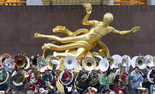 Cientos de jugadores tenor y tuba contrabajo juegan canciones de Navidad en el Rockefeller Center en Nueva York, Nueva York, EE.UU., 13 de diciembre de 2015. Los músicos de todo el país han estado llevando a cabo la tuba de Navidad desde 1974 (Estados Unidos) EFE / EPA / ANDREW GOMBERT