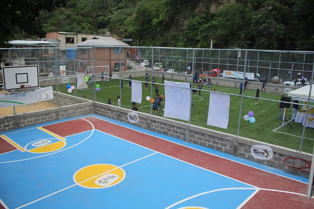 Alcaldía de Sucre transformó basurero en una gran cancha de grama artificial (Fotos)