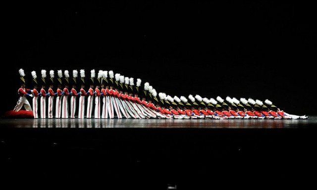 Las Rockettes realizan en el "Desfile de los Soldados de madera" durante el 2015 Radio City Christmas Spectacular en el Radio City Music Hall el 2 de diciembre de 2015. El Radio City Christmas Spectacular ha acogido anualmente en el Radio City Music Hall desde 1933. El espectáculo tendrá lugar del 13 de noviembre 2015 hasta el 3 de enero de 2016. AFP PHOTO / TIMOTHY A. CLARY / ARCHIVOS 