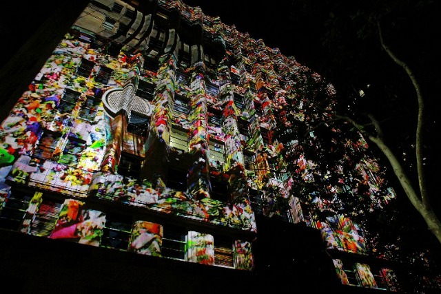 El edificio Lindt Cafe está iluminado con motivo del primer aniversario del asedio Lindt Cafe en Sydney el 15 de diciembre de 2015. Los australianos marcó el primer aniversario de un asedio café por un clérigo islámico autodenominado que dejó a dos rehenes muertos y conmocionado la nación con un mensaje de unidad el 15 de diciembre AFP PHOTO / POOL / LISA MAREE WILLIAMS