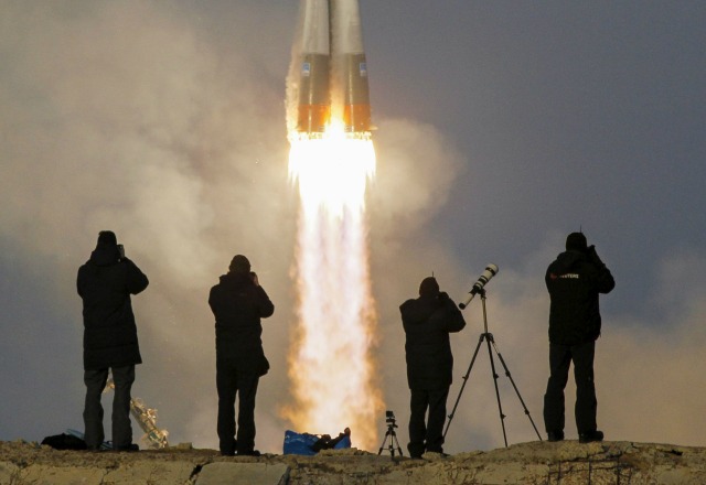 Los fotógrafos toman fotos como la nave espacial Soyuz TMA-19M lleva a la tripulación de Timothy Peake de Gran Bretaña, Yuri Malenchenko de Rusia y Timothy Kopra de los EE.UU., ya que despega hacia la Estación Espacial Internacional (ISS) desde la plataforma de lanzamiento en el cosmódromo de Baikonur, Kazajistán , 15 de diciembre de 2015. REUTERS / Shamil Zhumatov 