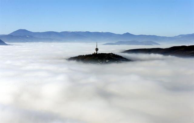 Vista general de una elevación en la ciudad de Sarajevo (Bosnia-Herzegovina), cubierta con una manta de niebla hoy, 21 de diciembre de 2015. Debido a los altos niveles de dióxido de nitrógeno ambiental y la situación meteorológica, se recomienda a los residentes de Sarajevo que reduzcan sus salidas a la calle y que no utilicen el coche. EFE/Fehiim Demir