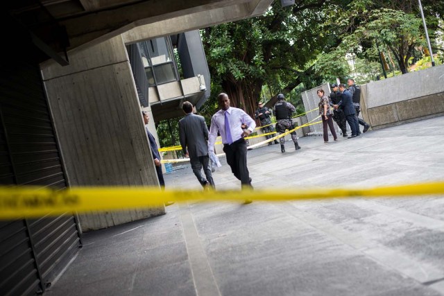 CAR103. CARACAS (VENEZUELA), 22/12/2015.- Un artefacto explosivo de baja intensidad explotó frente al edificio del banco CAF, poco después de la medianoche del 22 de Diciembre de 2015, en Caracas (Venezuela). La explosión no causó víctimas, informó el alcalde Ramón Muchacho, responsable de la zona del centro este de Caracas donde se encuentra la sede del organismo internacional. "La explosión ocurrió pocos minutos después de la medianoche (...); todo nuestro apoyo y solidaridad para con la Corporación Andina de Fomento (CAF) y su personal ante este cobarde ataque", escribió Muchacho en la red social Twitter. EFE/MANAURE QUINTERO