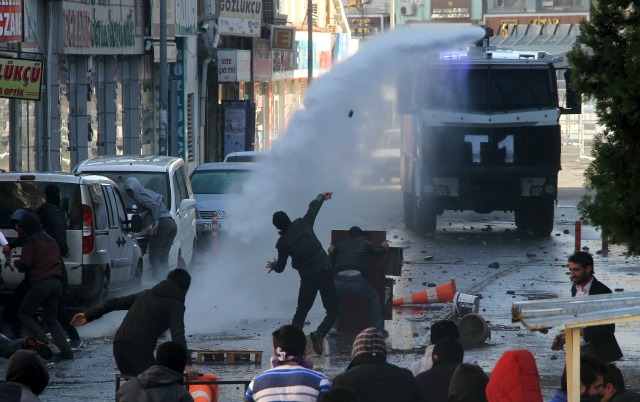 La policía antidisturbios utilizan un cañón de agua para dispersar a los manifestantes lanzando piedras kurdos durante una protesta contra el toque de queda en el distrito Sur, en la ciudad suroriental de Diyarbakir, Turquía, 22 de diciembre de 2015. REUTERS / Sertac Kayar