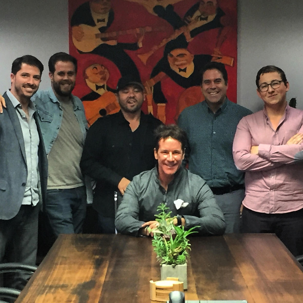 Fernando Carrillo firma contrato artístico con Primary Wave en Hollywood