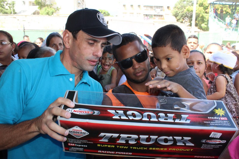 Capriles entregó 2 mil 500 juguetes en Guarenas (Fotos)