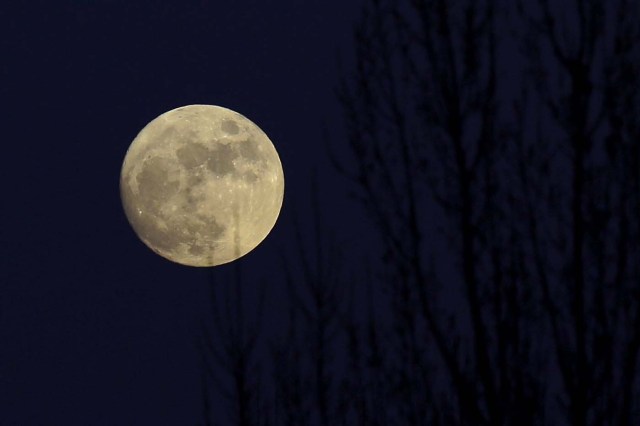 GRA074. FUENCALIENTE DE MEDINACELI (SORIA), 24/12/2015.- La Luna sale en la localidad de Fuencaliente de Medinaceli, provincia de Soria, plenilunio en la noche de Nochebuena. Se trata de un fenómeno que no tenía lugar desde el año 1977. EFE/Sergio Barrenechea