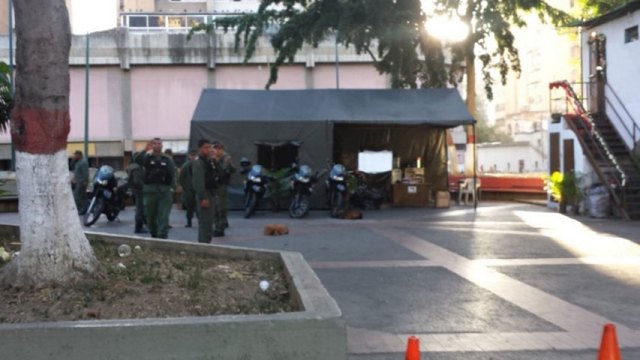 Plaza La Concordia sigue custodiada por GNB en normalidad, luego del suceso con la granada. Foto: @edesousa_gv 