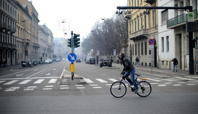 Un ciclista circula por las calles de Milán (Italia) hoy, 28 de diciembre de 2015. Milán (norte de Italia) ha prohibido desde hoy hasta el miércoles el tráfico rodado para reducir los altos niveles de contaminación, mientras que otras ciudades del país han optado por medidas como potenciar el uso del transporte público. El ayuntamiento milanés ha informado que el cierre del tráfico permanecerá vigente hasta el 30 de diciembre desde las 10.00 horas (9.00 GMT) hasta las 16.00, a excepción del servicio de taxi y de los coches compartidos. EFE/Daniele Mascolo