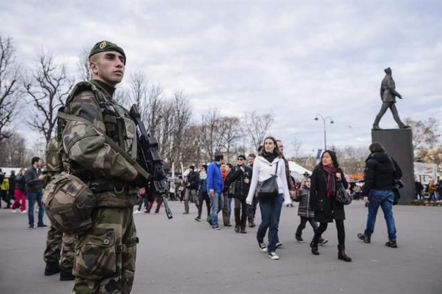 Soldados franceses patrullan la Avenida de los Campos Elíseos en París. Francia desplegará unos 60.000 agentes de policía para garantizar la seguridad durante los festejos de Nochevieja, un mes y medio después de los atentados yihadistas que dejaron 130 muertos en la capital gala. EFE/CHRISTOPHE PETIT TESSON