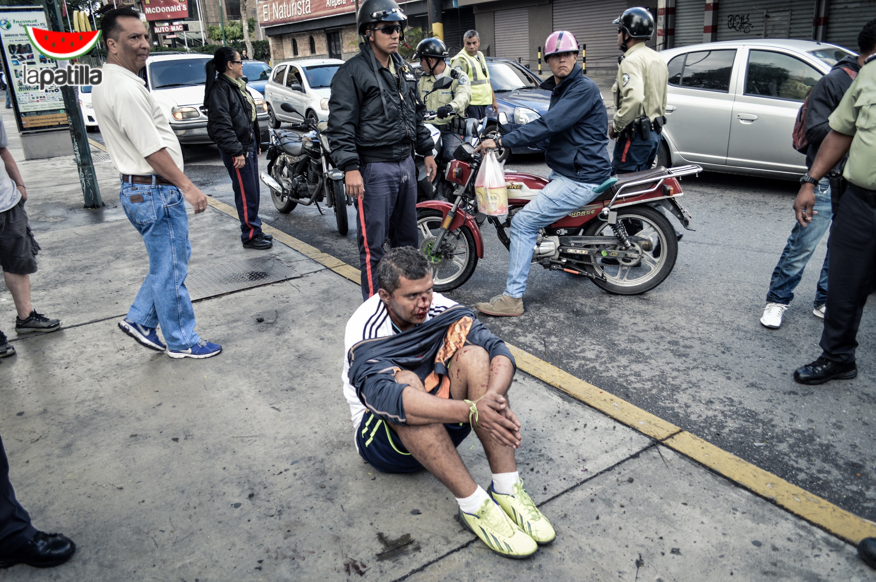 Comunidad tomó la justicia por sus manos y detuvo a delincuente en La Castellana (Fotos y video)