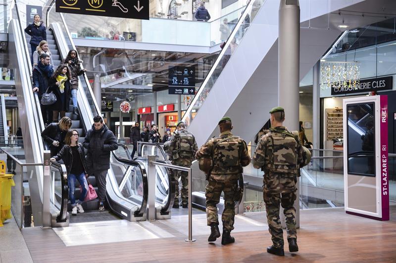 Ocupantes de un auto en Francia atacaron a militares durante operativo