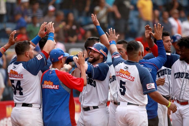 Tiburones logran sobrevivir para dejar en el terreno a los Caribes