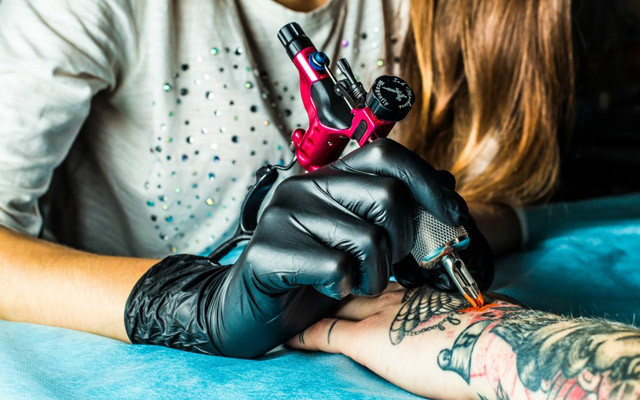 ¿Pensando hacerse un tatuaje nuevo? Acá le mostramos dónde duele más