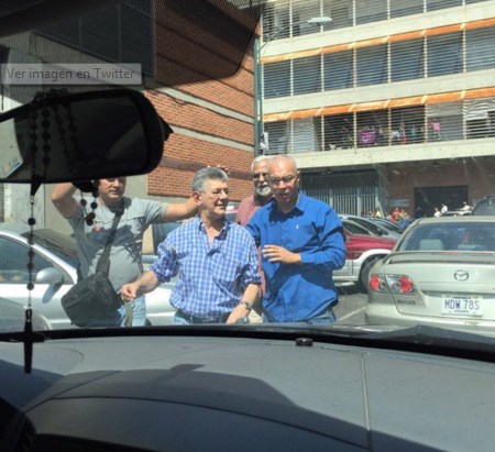 Ramos Allup fue atacado por colectivos de “paz” en el Mercado de Quinta Crespo