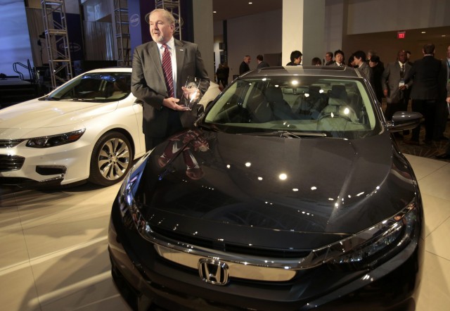 John Mendel, VP de Honda, recibe el premio del Auto del Año 2016 en el Salón Internacional del Automóvil en Detroit, Michigan. Foto Reuters/Rebecca Cook