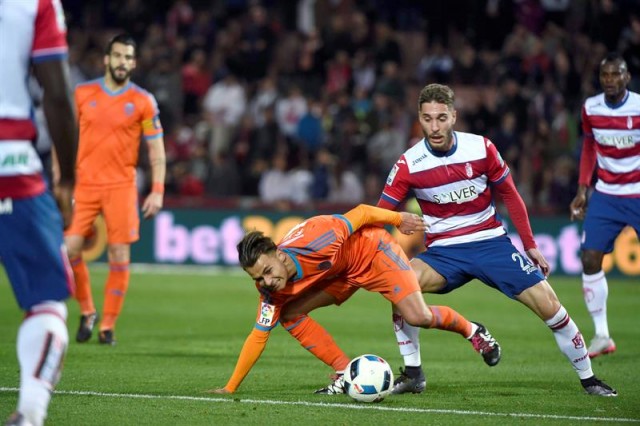 El centrocampista del Valencia Francisco José Villalba (i) y el centrocampista del Granada Rubén Rochina luchan por el balón durante el partido de vuelta de octavos de final de la Copa del Rey. EFE 