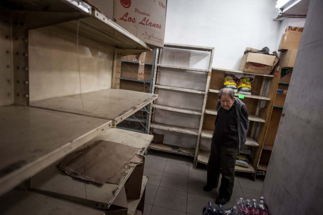 CAR01. CARACAS (VENEZUELA), 16/01/2016.- Vista de unos estantes vacíos en un abasto hoy, sábado 16 de enero de 2016, en la ciudad de Caracas (Venezuela) EFE/MIGUEL GUTIÉRREZ