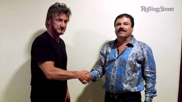 El actor Sean Penn (I) saluda a Joaquín "El Chapo" Guzmán en México, en una foto no fechada suministrada por Rolling Stone obtenida por Reuters el 10 de enero de 2016. El cineasta mexicano Alejandro González Iñárritu defendió al actor estadounidense Sean Penn por su polémica entrevista al capo de la droga Joaquín "El Chapo" Guzmán cuando este aún se encontraba prófugo. REUTERS/Rolling Stone/Handout via Reuters