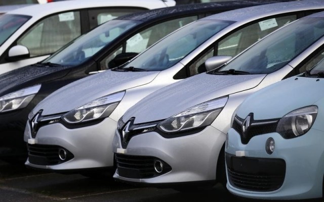 Imagen de autos de la marca Renault en un concesionario en Aubergenville, Francia. Reuters