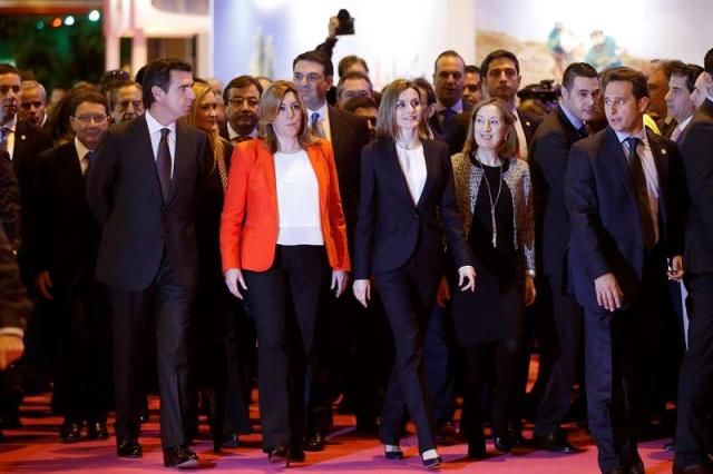 La reina Letizia, acompañada por los ministros, de Fomento, Ana Pastor (4i), y de Industria, Energía y Turismo, José Manuel Soria (i), y la presidenta de la Junta de Andalucía, Susana Díaz (2i), durante la inauguración de la feria internacional de turismo Fitur, que en su trigesimosexta edición crece por segundo año consecutivo en superficie contratada y participantes y prevé también superar los 222.551 visitantes que registró el pasado año. EFE/Juan Carlos Hidalgo