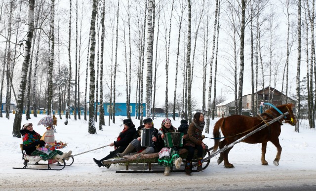 Los pobladores participan en celebraciones Kolyada en el pueblo de Martsiyanauka, Bielorrusia, 21 de enero de 2016. Los residentes locales participaron en las celebraciones para marcar el final de un pagano vacaciones de invierno Kolyada, que a lo largo de los siglos se ha fusionado con la celebración de la Navidad ortodoxa. REUTERS / Vasily Fedosenko