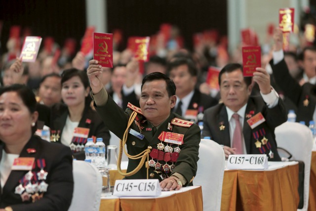 Funcionarios asisten al Congreso del Partido Comunista en Vientiane, Laos 21 de enero de 2016. REUTERS / Stringer, 