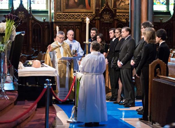 La cantante canadiense Celine Dion (5d) asiste al funeral de su esposo, Rene Angelil, hoy, jueves 21 de enero de 2016, en la Basílica de Notre-Dame en Montreal (Canadá). Angelil murió a los 73 años debido a un cáncer. El Funeral de Estado se llevará a cabo mañana en este mismo lugar. EFE/Olivier Samson Arcand