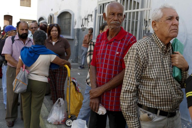 People wait in a line for the elderly outside a PDVAL, a state-run supermarket, to buy chicken in Caracas January 22, 2016. Venezuela's opposition refused on Friday to approve President Nicolas Maduro's "economic emergency" decree in Congress, saying it offered no solutions for the OPEC nation's increasingly disastrous recession. REUTERS/Carlos Garcia Rawlins